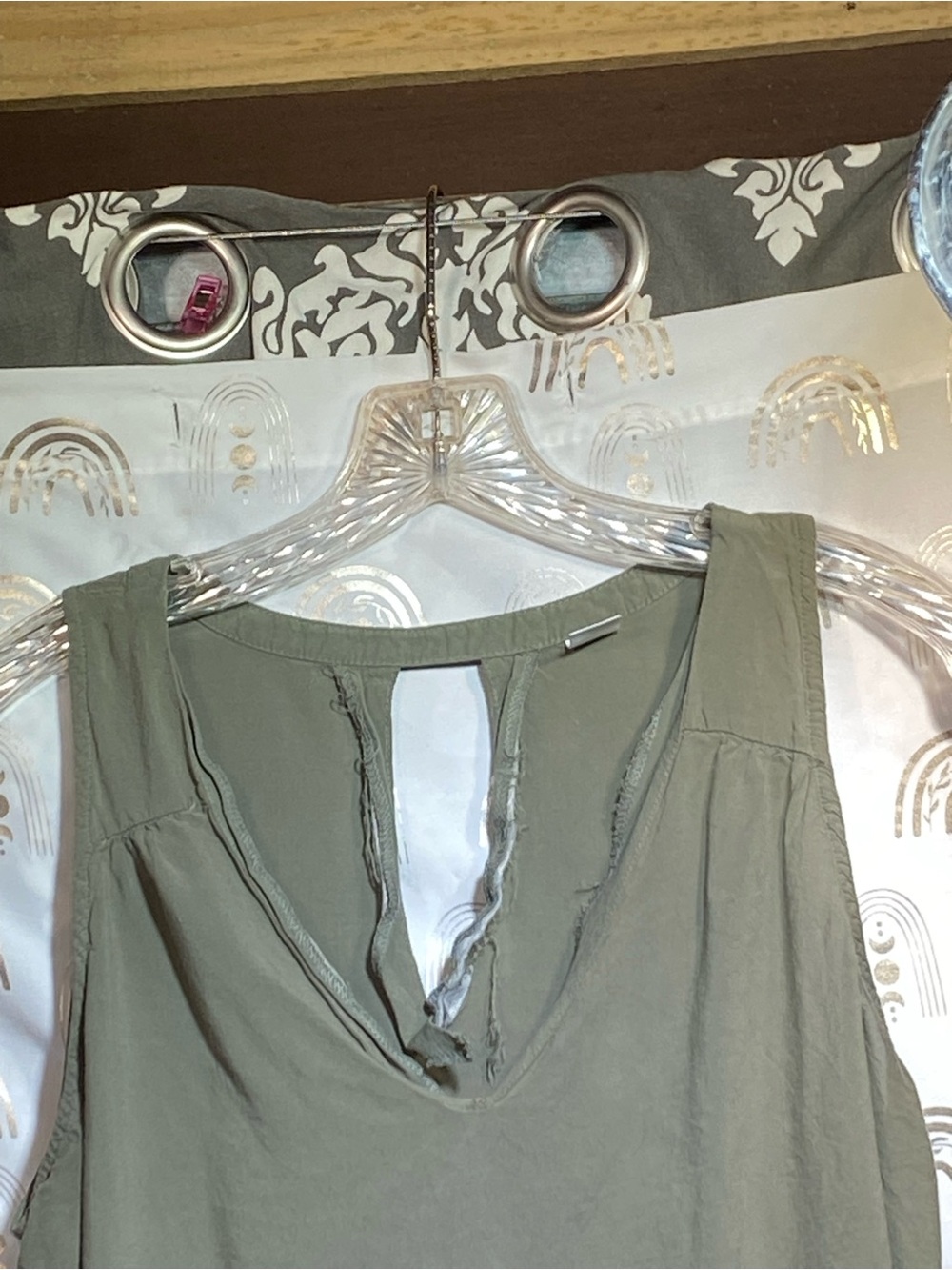 Old Navy Olive Sleeveless V-Neck Flow Tank - Picture 3 of 7